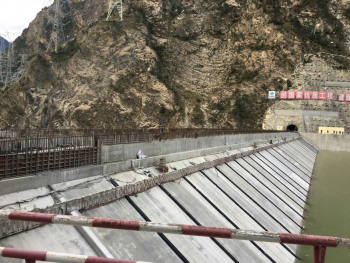 猴子巖水電站大壩工程壩頂結(jié)構(gòu)
